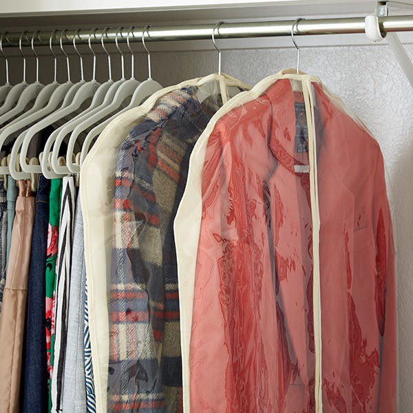 8 bước giúp bạn tối đa hóa không gian tủ quần áo bằng cách lưu trữ đồ theo mùa - Ảnh 7.