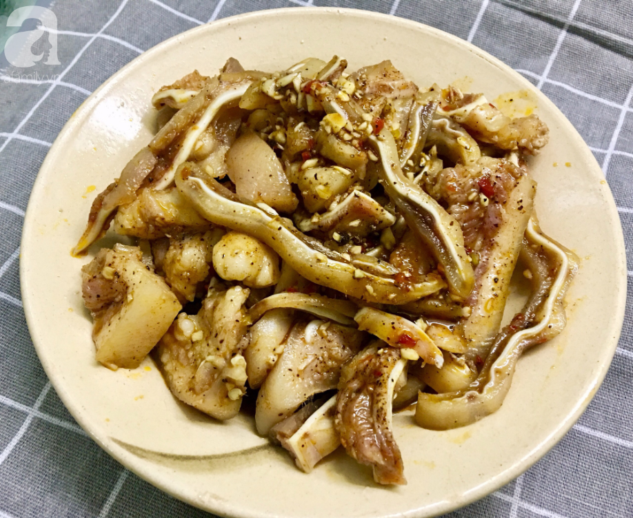 Đổi m&oacute;n cuối tuần với tai heo kh&igrave;a nước dừa gi&ograve;n sựt thơm nức - Ảnh 3.