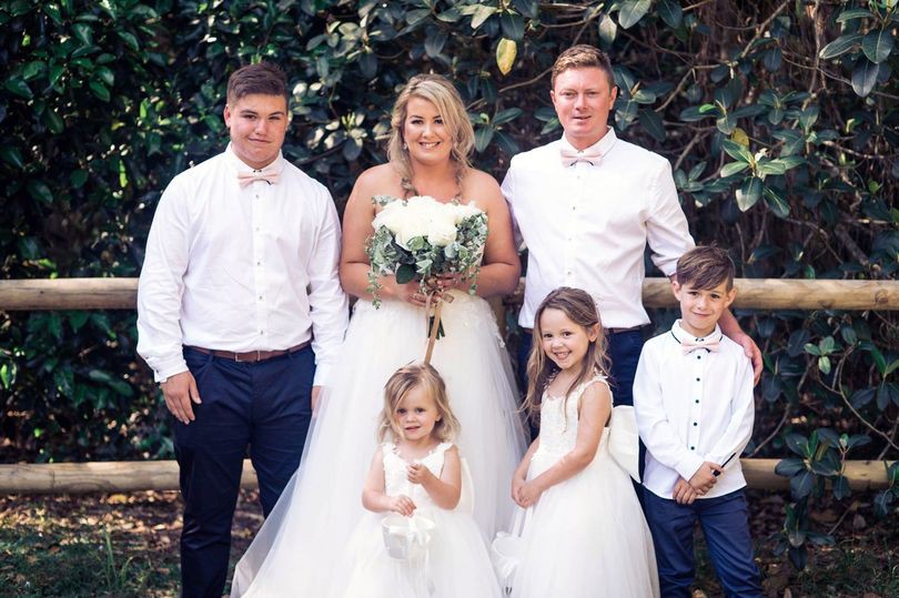 Mẹ giận tím mặt khi xem lại ảnh cưới thấy con làm hành động thô lỗ này, cả nhà thì lại không nhịn nổi cười - Ảnh 1. Mẹ giận tím mặt khi xem lại ảnh cưới thấy con làm hành động thô lỗ này, cả nhà thì lại không nhịn nổi cười - Ảnh 1.