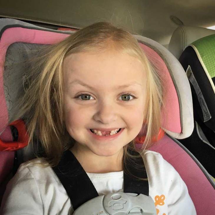 Con gái khóc lóc đòi che đi vết sẹo do ung thư, người mẹ chỉ nói một câu khiến ai nấy cũng đều cảm động - Ảnh 1. Con gái khóc lóc đòi che đi vết sẹo do ung thư, người mẹ chỉ nói một câu khiến ai nấy cũng đều cảm động - Ảnh 1.