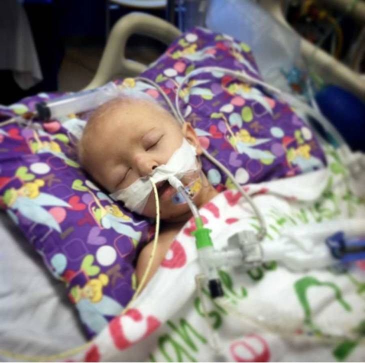 Con gái khóc lóc đòi che đi vết sẹo do ung thư, người mẹ chỉ nói một câu khiến ai nấy cũng đều cảm động - Ảnh 3. Con gái khóc lóc đòi che đi vết sẹo do ung thư, người mẹ chỉ nói một câu khiến ai nấy cũng đều cảm động - Ảnh 3.