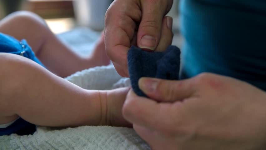 Sờ thấy chân con lúc nào cũng lạnh ngắt cha mẹ có nên quá lo lắng không? Và đây chính là lời khuyên đầy bất ngờ của bác sĩ nhi khoa - Ảnh 1. Sờ thấy chân con lúc nào cũng lạnh ngắt cha mẹ có nên quá lo lắng không? Và đây chính là lời khuyên đầy bất ngờ của bác sĩ nhi khoa - Ảnh 1.