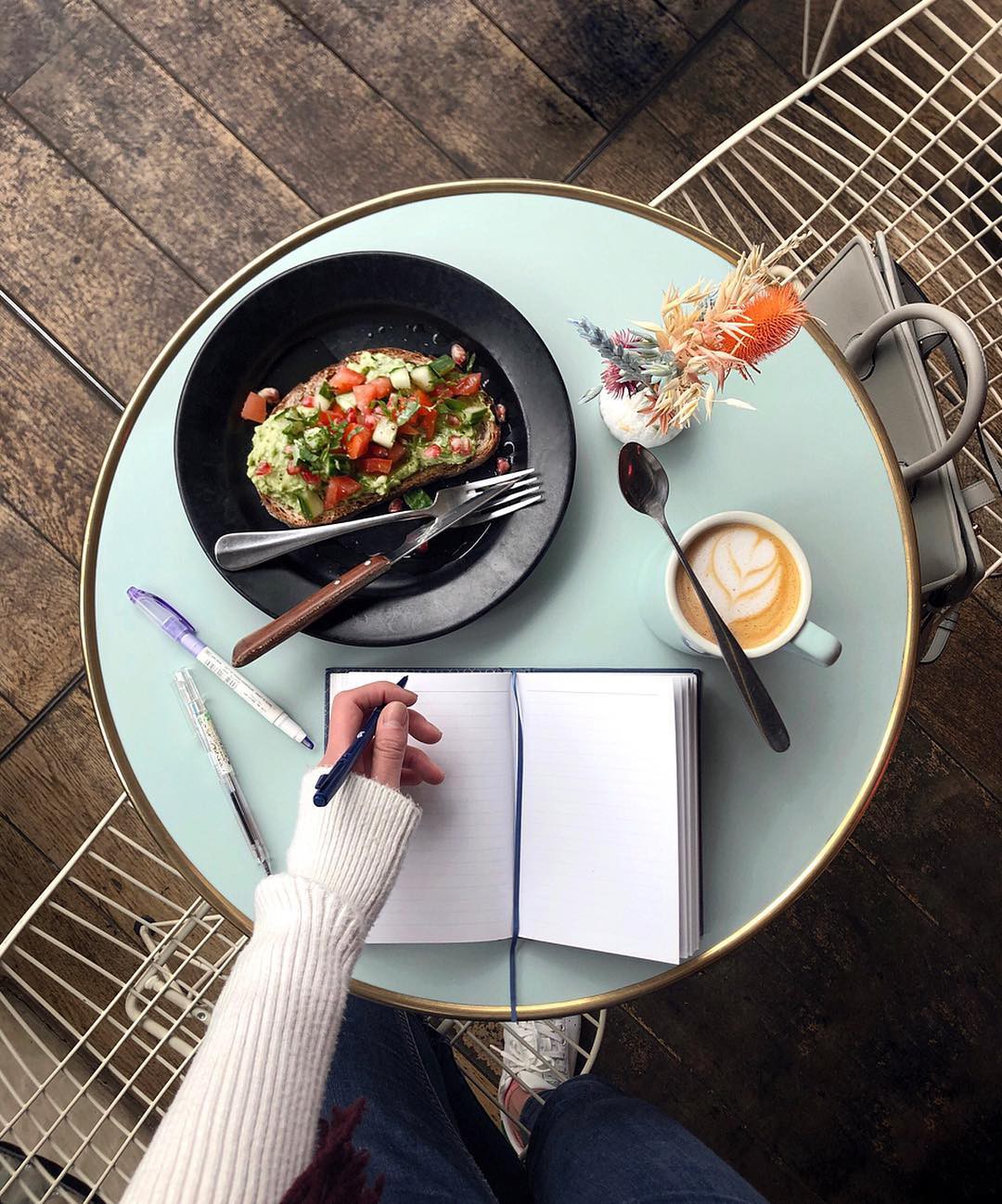 Văn hóa cafe vỉa hè ở kinh đô ánh sáng Paris có gì độc đáo hơn so với cafe bệt Hà Nội, Sài Gòn? - Ảnh 3. Văn hóa cafe vỉa hè ở kinh đô ánh sáng Paris có gì độc đáo hơn so với cafe bệt Hà Nội, Sài Gòn? - Ảnh 3.