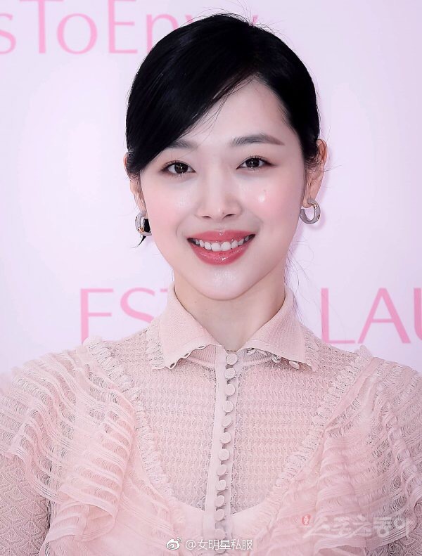 Diện chung v&aacute;y sến với Tần Lam, Sulli rất xinh nhưng vẫn bị d&igrave;m v&igrave; một chi tiết - Ảnh 2.