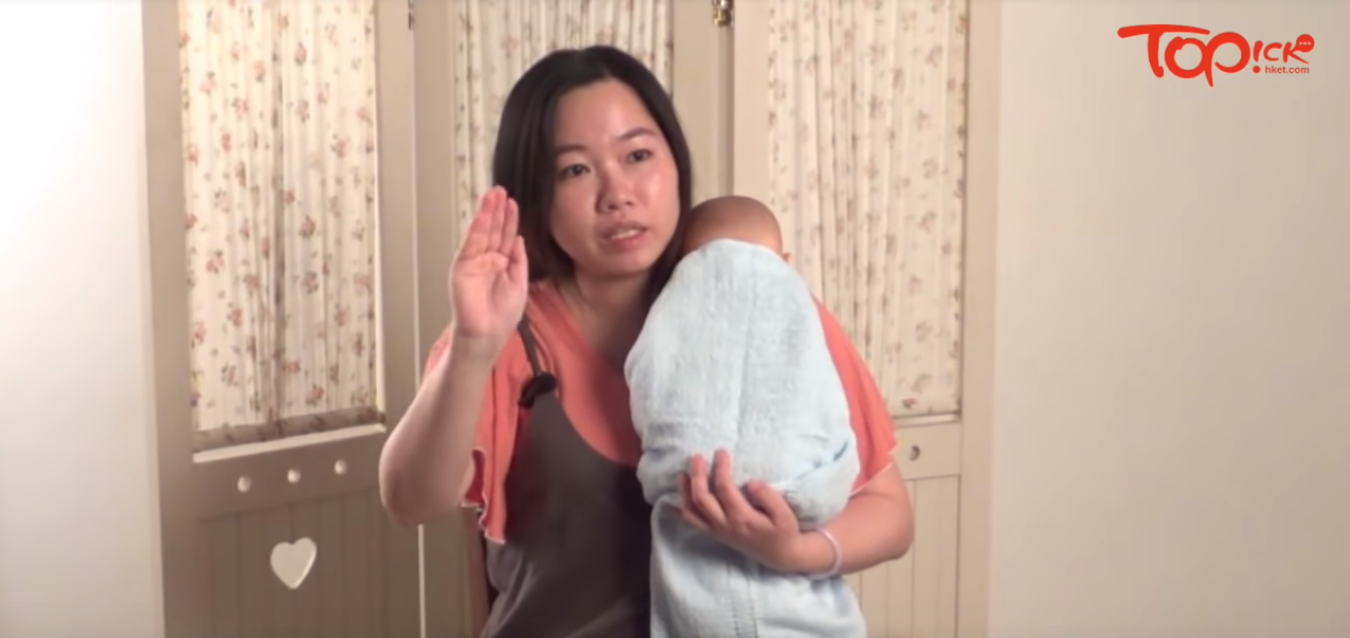 Lưu ý các mẹ không thể bỏ qua khi giúp con ợ hơi và cách quấn khăn chuẩn xịn dành cho các mẹ mới sinh - Ảnh 1. Lưu ý các mẹ không thể bỏ qua khi giúp con ợ hơi và cách quấn khăn chuẩn xịn dành cho các mẹ mới sinh - Ảnh 1.