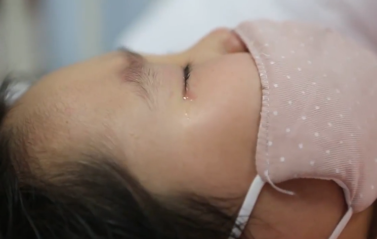 Bé gái 6 tuổi nhất quyết từ chối điều trị ung thư máu dù bệnh ngày càng nặng, đến khi hỏi được lý do ai nấy đều rơi nước mắt - Ảnh 1. Bé gái 6 tuổi nhất quyết từ chối điều trị ung thư máu dù bệnh ngày càng nặng, đến khi hỏi được lý do ai nấy đều rơi nước mắt - Ảnh 1.