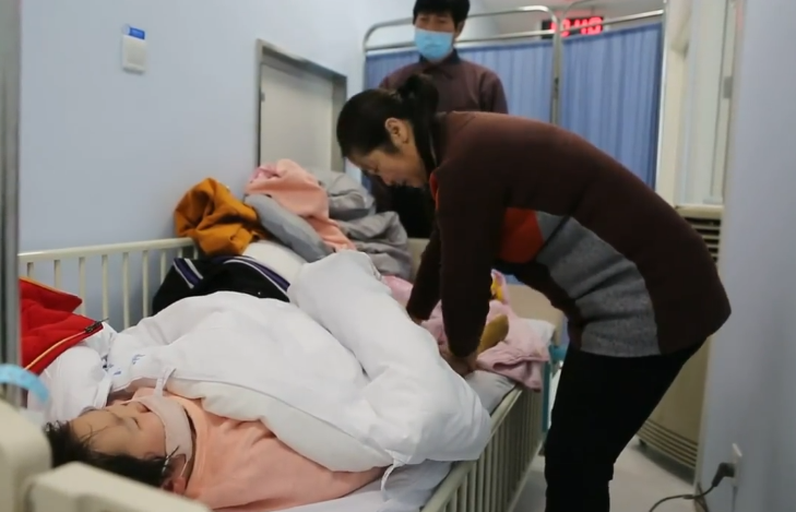 Bé gái 6 tuổi nhất quyết từ chối điều trị ung thư máu dù bệnh ngày càng nặng, đến khi hỏi được lý do ai nấy đều rơi nước mắt - Ảnh 2. Bé gái 6 tuổi nhất quyết từ chối điều trị ung thư máu dù bệnh ngày càng nặng, đến khi hỏi được lý do ai nấy đều rơi nước mắt - Ảnh 2.