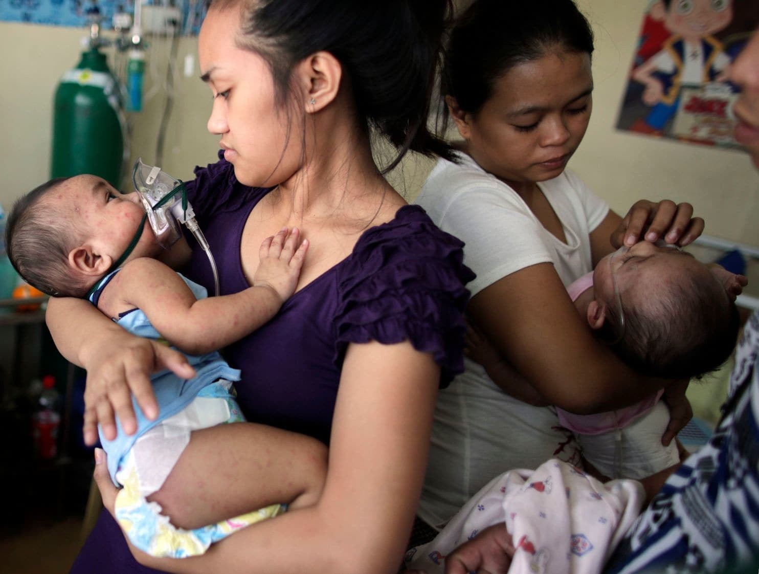 Nỗi sợ tiêm vắc - xin của các bậc cha mẹ khiến Philippines bị vây hãm trong đại dịch sởi, làm hàng chục trẻ em tử vong - Ảnh 1. Nỗi sợ tiêm vắc - xin của các bậc cha mẹ khiến Philippines bị vây hãm trong đại dịch sởi, làm hàng chục trẻ em tử vong - Ảnh 1.