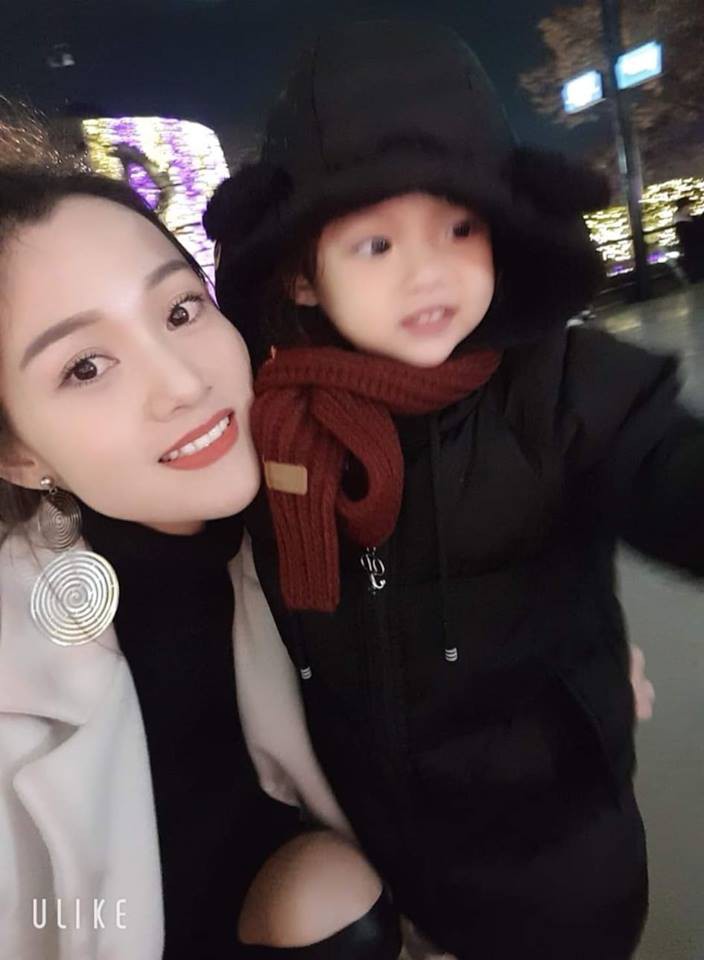 Mẹ than trời vì mỗi sáng mất 20 phút gỡ tóc cho con, dân mạng lại đòi làm thông gia sau khi thấy mặt cô bé - Ảnh 2. Mẹ than trời vì mỗi sáng mất 20 phút gỡ tóc cho con, dân mạng lại đòi làm thông gia sau khi thấy mặt cô bé - Ảnh 2.