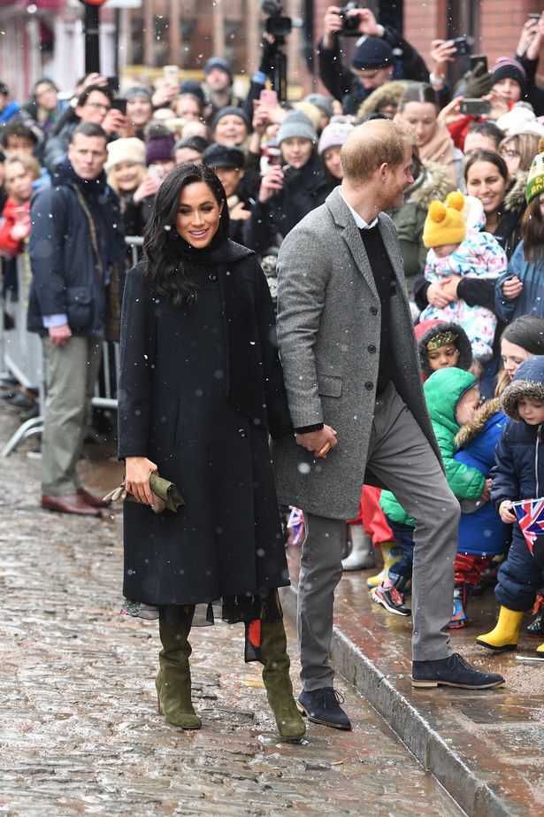 Bất chấp tin đồn Meghan mang thai giả, Ho&agrave;ng tử Harry đ&atilde; &acirc;m thầm chứng minh, bảo vệ vợ bằng h&agrave;nh động n&agrave;y - Ảnh 2.