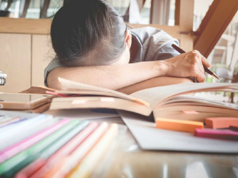 Nhất quyết không chịu đến trường, bé trai 8 tuổi trèo lên mép tòa nhà 33 tầng và đứng khóc lóc sụt sùi - Ảnh 4. Nhất quyết không chịu đến trường, bé trai 8 tuổi trèo lên mép tòa nhà 33 tầng và đứng khóc lóc sụt sùi - Ảnh 4.