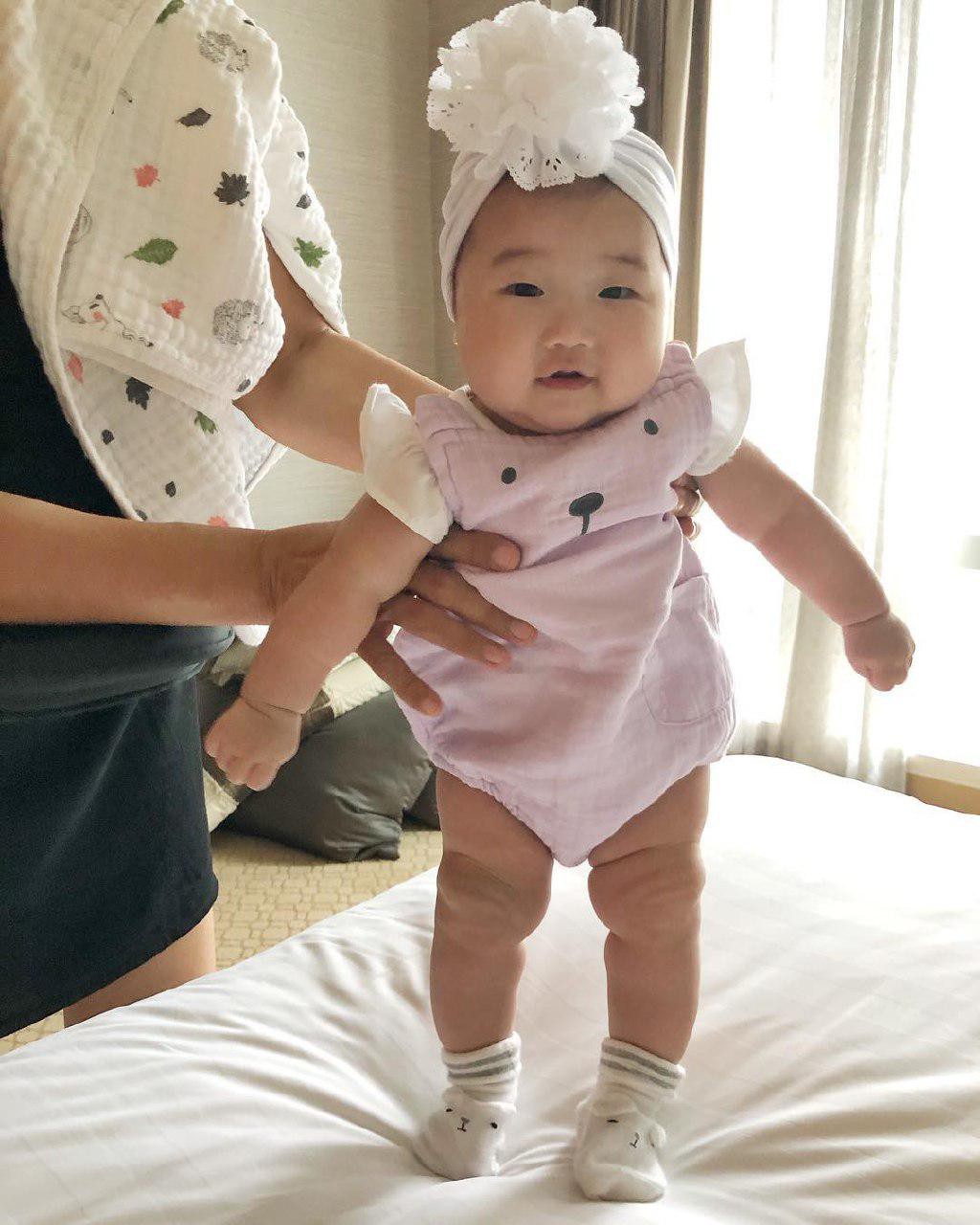 Lộ diện cháu gái của Tăng Thanh Hà: Mắt hí, má bánh bao ai thấy cũng yêu - Ảnh 7. Lộ diện cháu gái của Tăng Thanh Hà: Mắt hí, má bánh bao ai thấy cũng yêu - Ảnh 7.