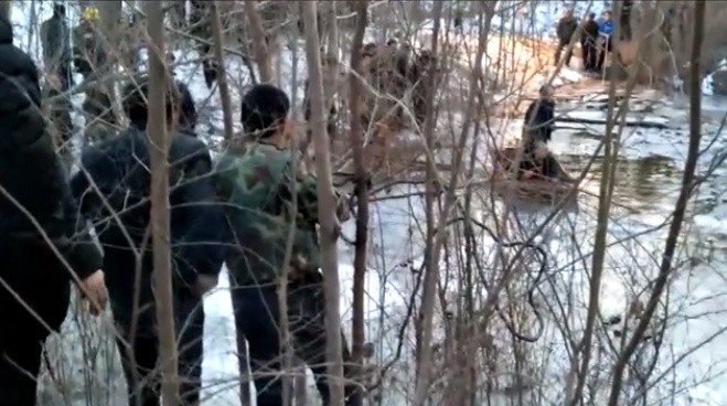 Cha mẹ chết lặng người khi 5 đứa trẻ cùng nhau ra hồ băng chơi nhưng chỉ duy nhất một bé sống sót trở về - Ảnh 2. Cha mẹ chết lặng người khi 5 đứa trẻ cùng nhau ra hồ băng chơi nhưng chỉ duy nhất một bé sống sót trở về - Ảnh 2.