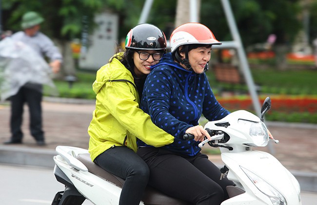 Sau nhiều ng&agrave;y nắng n&oacute;ng như m&ugrave;a H&egrave;, đ&ecirc;m nay miền Bắc đ&oacute;n kh&ocirc;ng kh&iacute; lạnh - Ảnh 1.