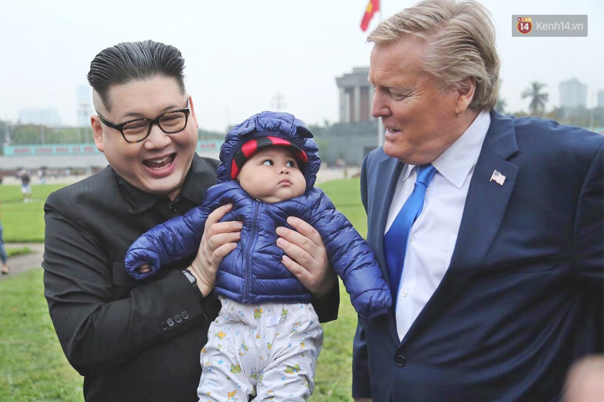 Bản sao của ông Kim Jong-un và Donald Trump bất ngờ xuất hiện tại Hà Nội, bị người dân và phóng viên vây kín - Ảnh 10. Bản sao của ông Kim Jong-un và Donald Trump bất ngờ xuất hiện tại Hà Nội, bị người dân và phóng viên vây kín - Ảnh 10.