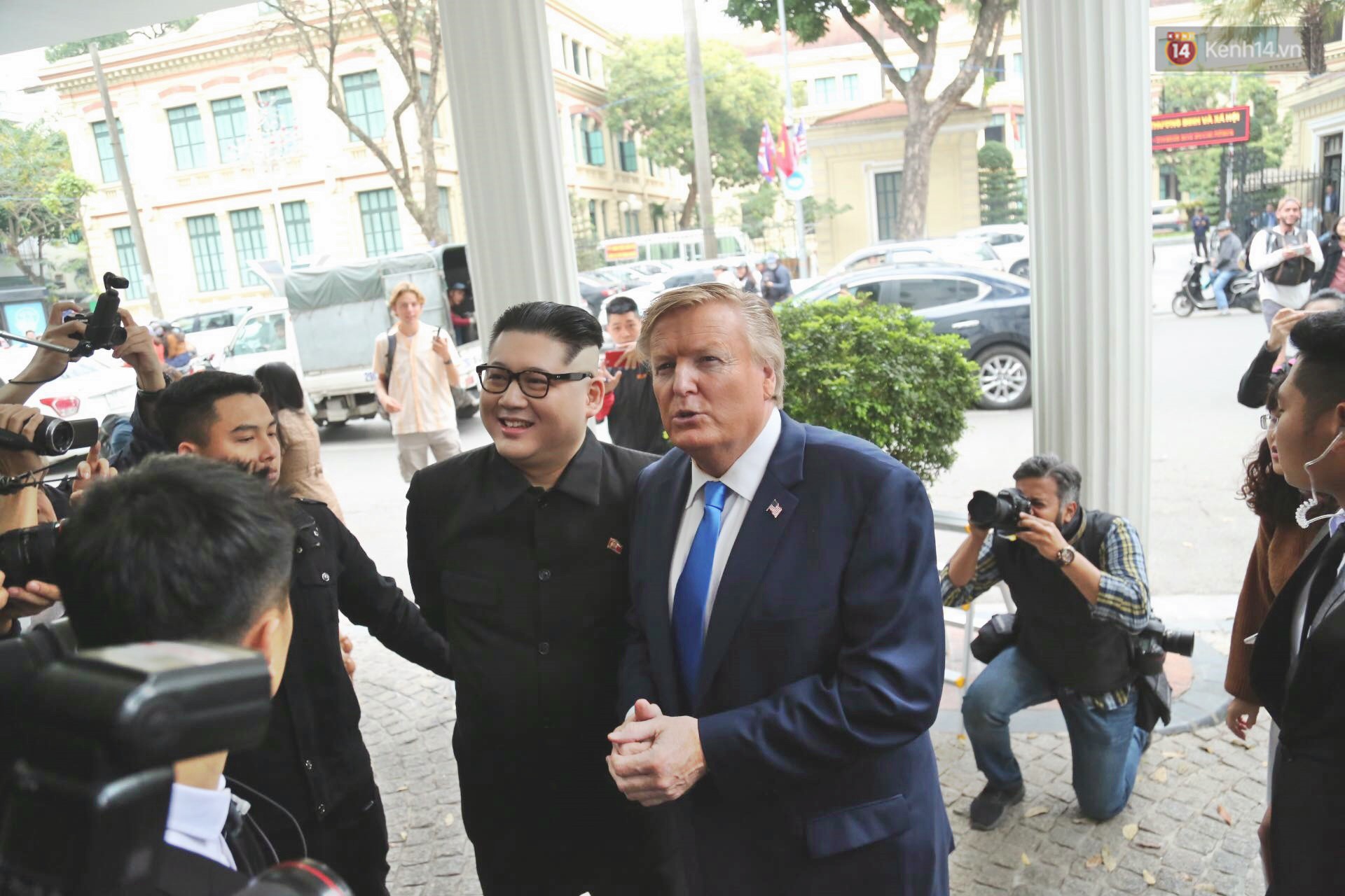 Bản sao của ông Kim Jong-un và Donald Trump bất ngờ xuất hiện tại Hà Nội, bị người dân và phóng viên vây kín - Ảnh 5. Bản sao của ông Kim Jong-un và Donald Trump bất ngờ xuất hiện tại Hà Nội, bị người dân và phóng viên vây kín - Ảnh 5.