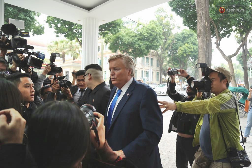 Bản sao của ông Kim Jong-un và Donald Trump bất ngờ xuất hiện tại Hà Nội, bị người dân và phóng viên vây kín - Ảnh 7. Bản sao của ông Kim Jong-un và Donald Trump bất ngờ xuất hiện tại Hà Nội, bị người dân và phóng viên vây kín - Ảnh 7.