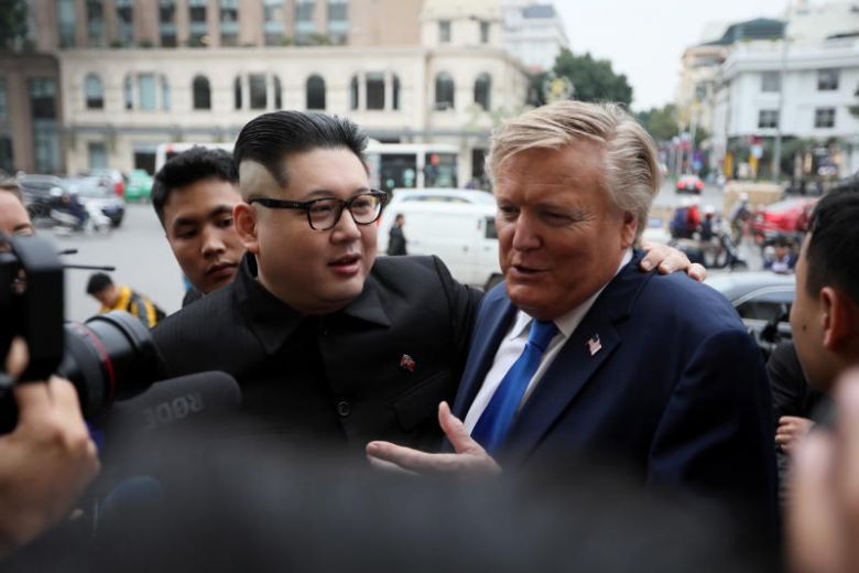 Điều ít biết về hai người đàn ông giả làm ông Trump - Kim gây náo loạn đường phố Hà Nội - Ảnh 1. Điều ít biết về hai người đàn ông giả làm ông Trump - Kim gây náo loạn đường phố Hà Nội - Ảnh 1.