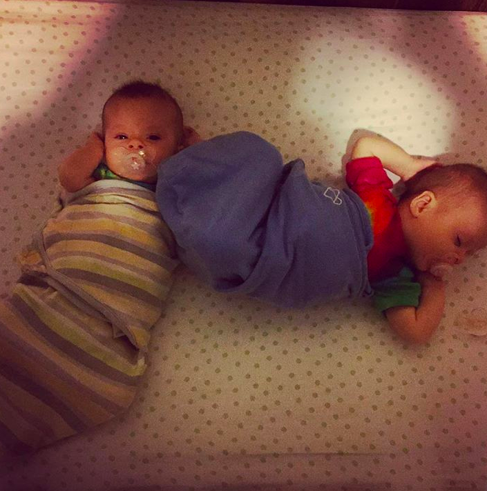 Chùm ảnh về cuộc sống của những mẹ bỉm sữa khi có con sinh đôi khiến ai nhìn vào cũng phải gật gù: Sao mà đúng thế? - Ảnh 8. Chùm ảnh về cuộc sống của những mẹ bỉm sữa khi có con sinh đôi khiến ai nhìn vào cũng phải gật gù: Sao mà đúng thế? - Ảnh 8.