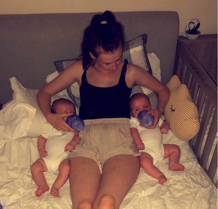 Chùm ảnh về cuộc sống của những mẹ bỉm sữa khi có con sinh đôi khiến ai nhìn vào cũng phải gật gù: Sao mà đúng thế? - Ảnh 2. Chùm ảnh về cuộc sống của những mẹ bỉm sữa khi có con sinh đôi khiến ai nhìn vào cũng phải gật gù: Sao mà đúng thế? - Ảnh 2.