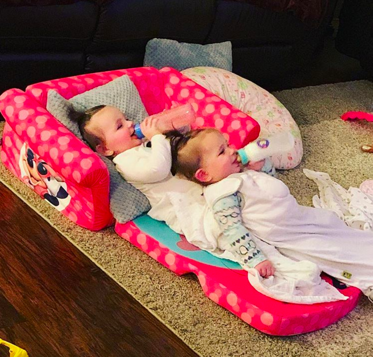 Chùm ảnh về cuộc sống của những mẹ bỉm sữa khi có con sinh đôi khiến ai nhìn vào cũng phải gật gù: Sao mà đúng thế? - Ảnh 15. Chùm ảnh về cuộc sống của những mẹ bỉm sữa khi có con sinh đôi khiến ai nhìn vào cũng phải gật gù: Sao mà đúng thế? - Ảnh 15.