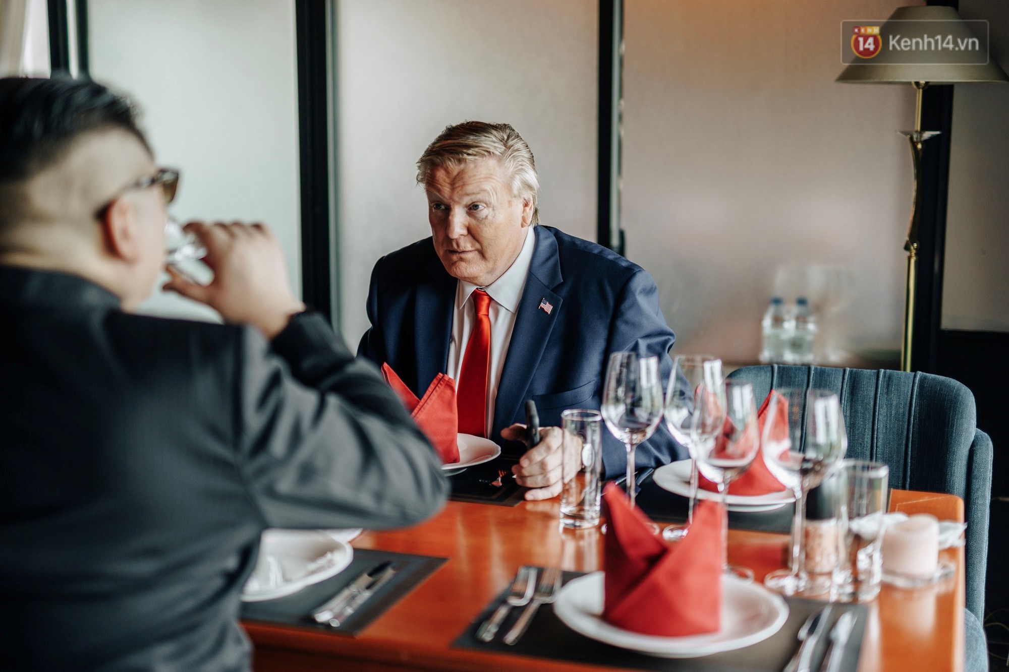 Bản sao Donald Trump và Kim Jong-un cùng nhau dùng bữa trưa tại một nhà hàng ở Hà Nội - Ảnh 4. Bản sao Donald Trump và Kim Jong-un cùng nhau dùng bữa trưa tại một nhà hàng ở Hà Nội - Ảnh 4.