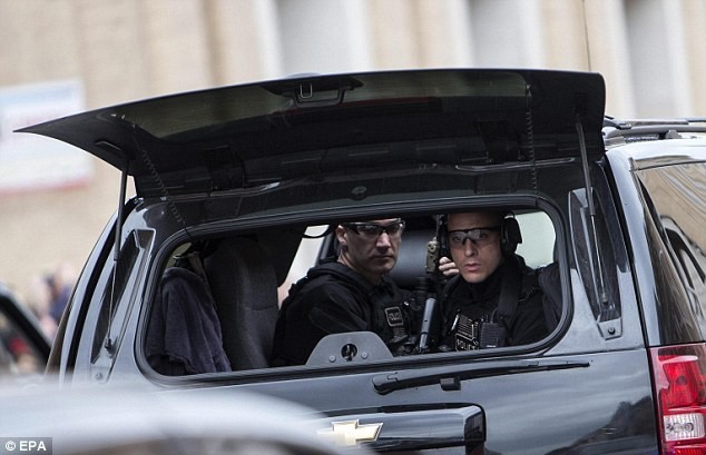 Cho&aacute;ng ngợp trước sự chặt chẽ v&agrave; lợi hại kh&oacute; tin của đo&agrave;n si&ecirc;u xe hộ tống Tổng thống Mỹ - Ảnh 8.