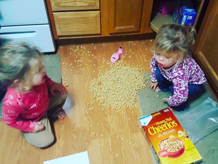 Chùm ảnh về cuộc sống của những mẹ bỉm sữa khi có con sinh đôi khiến ai nhìn vào cũng phải gật gù: Sao mà đúng thế? - Ảnh 10. Chùm ảnh về cuộc sống của những mẹ bỉm sữa khi có con sinh đôi khiến ai nhìn vào cũng phải gật gù: Sao mà đúng thế? - Ảnh 10.