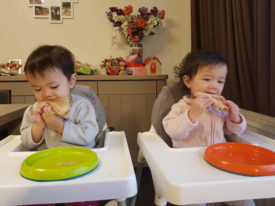 Mẹ Việt tại Bỉ chia sẻ trọn bộ bí kíp mẹ nào cũng muốn biết về hành trình cho hai bé sinh đôi ăn dặm, 15 tháng đã tự xúc thìa ăn ngon lành - Ảnh 4. Mẹ Việt tại Bỉ chia sẻ trọn bộ bí kíp mẹ nào cũng muốn biết về hành trình cho hai bé sinh đôi ăn dặm, 15 tháng đã tự xúc thìa ăn ngon lành - Ảnh 4.