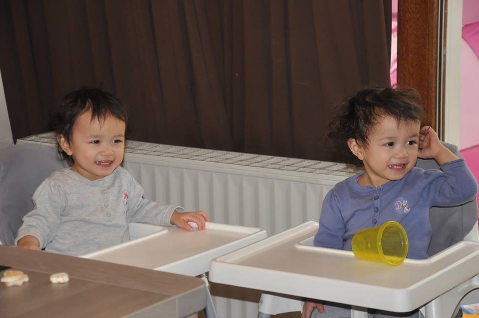 Mẹ Việt tại Bỉ chia sẻ trọn bộ bí kíp mẹ nào cũng muốn biết về hành trình cho hai bé sinh đôi ăn dặm, 15 tháng đã tự xúc thìa ăn ngon lành - Ảnh 5. Mẹ Việt tại Bỉ chia sẻ trọn bộ bí kíp mẹ nào cũng muốn biết về hành trình cho hai bé sinh đôi ăn dặm, 15 tháng đã tự xúc thìa ăn ngon lành - Ảnh 5.