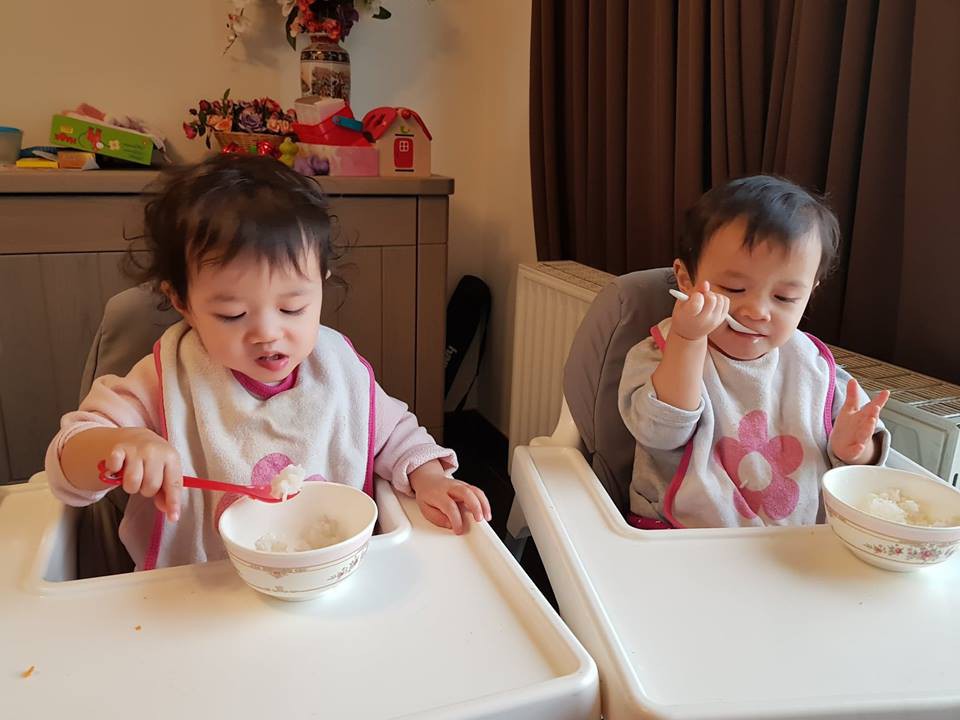Mẹ Việt tại Bỉ chia sẻ trọn bộ bí kíp mẹ nào cũng muốn biết về hành trình cho hai bé sinh đôi ăn dặm, 15 tháng đã tự xúc thìa ăn ngon lành - Ảnh 8. Mẹ Việt tại Bỉ chia sẻ trọn bộ bí kíp mẹ nào cũng muốn biết về hành trình cho hai bé sinh đôi ăn dặm, 15 tháng đã tự xúc thìa ăn ngon lành - Ảnh 8.