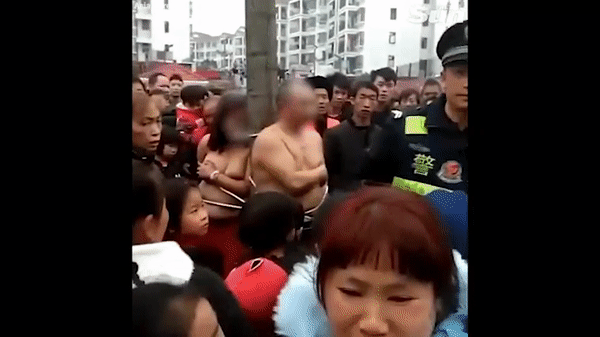 Ph&aacute;t hiện chồng ngoại t&igrave;nh, người vợ đ&aacute;nh ghen cực độc khiến đ&ocirc;i nh&acirc;n t&igrave;nh muối mặt, cảnh s&aacute;t c&oacute; mặt cũng kh&ocirc;ng can thiệp - Ảnh 1.