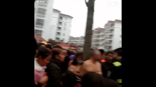 Ph&aacute;t hiện chồng ngoại t&igrave;nh, người vợ đ&aacute;nh ghen cực độc khiến đ&ocirc;i nh&acirc;n t&igrave;nh muối mặt, cảnh s&aacute;t c&oacute; mặt cũng kh&ocirc;ng can thiệp - Ảnh 2.