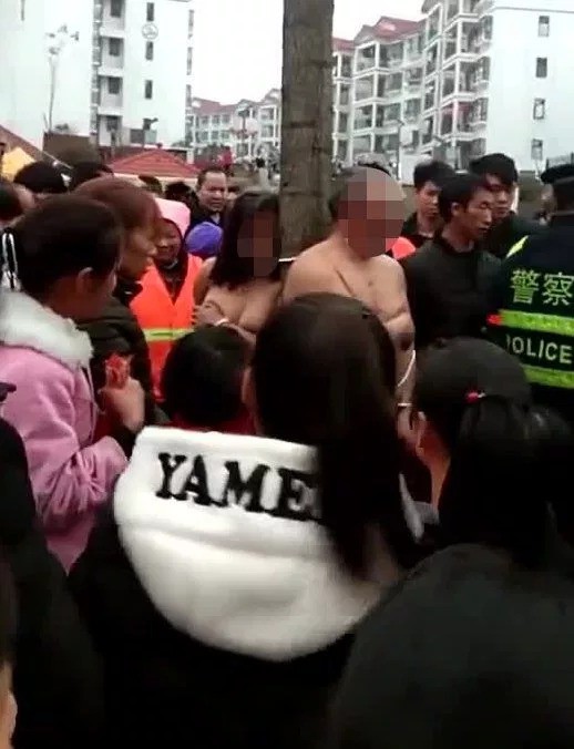 Ph&aacute;t hiện chồng ngoại t&igrave;nh, người vợ đ&aacute;nh ghen cực độc khiến đ&ocirc;i nh&acirc;n t&igrave;nh muối mặt, cảnh s&aacute;t c&oacute; mặt cũng kh&ocirc;ng can thiệp - Ảnh 3.