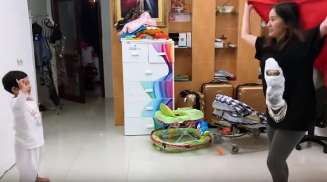 Là kiện tướng dancesport nhưng Khánh Thi lại bị con trai 3 tuổi nghiêm khắc chỉ dạy từng động tác múa - Ảnh 2. Là kiện tướng dancesport nhưng Khánh Thi lại bị con trai 3 tuổi nghiêm khắc chỉ dạy từng động tác múa - Ảnh 2.