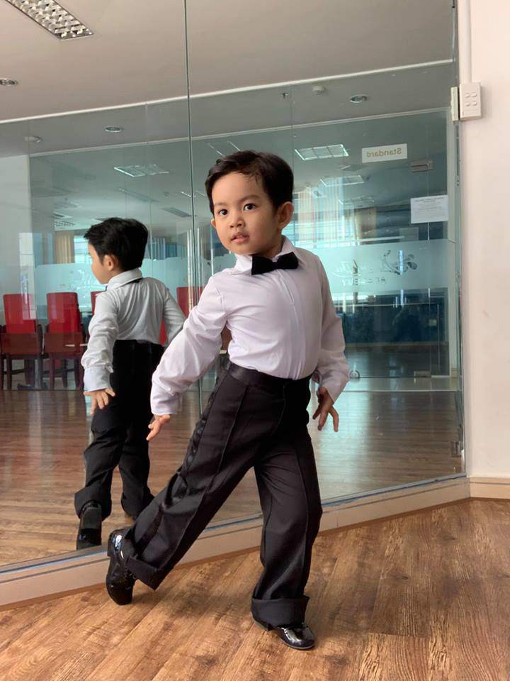 Là kiện tướng dancesport nhưng Khánh Thi lại bị con trai 3 tuổi nghiêm khắc chỉ dạy từng động tác múa - Ảnh 5. Là kiện tướng dancesport nhưng Khánh Thi lại bị con trai 3 tuổi nghiêm khắc chỉ dạy từng động tác múa - Ảnh 5.