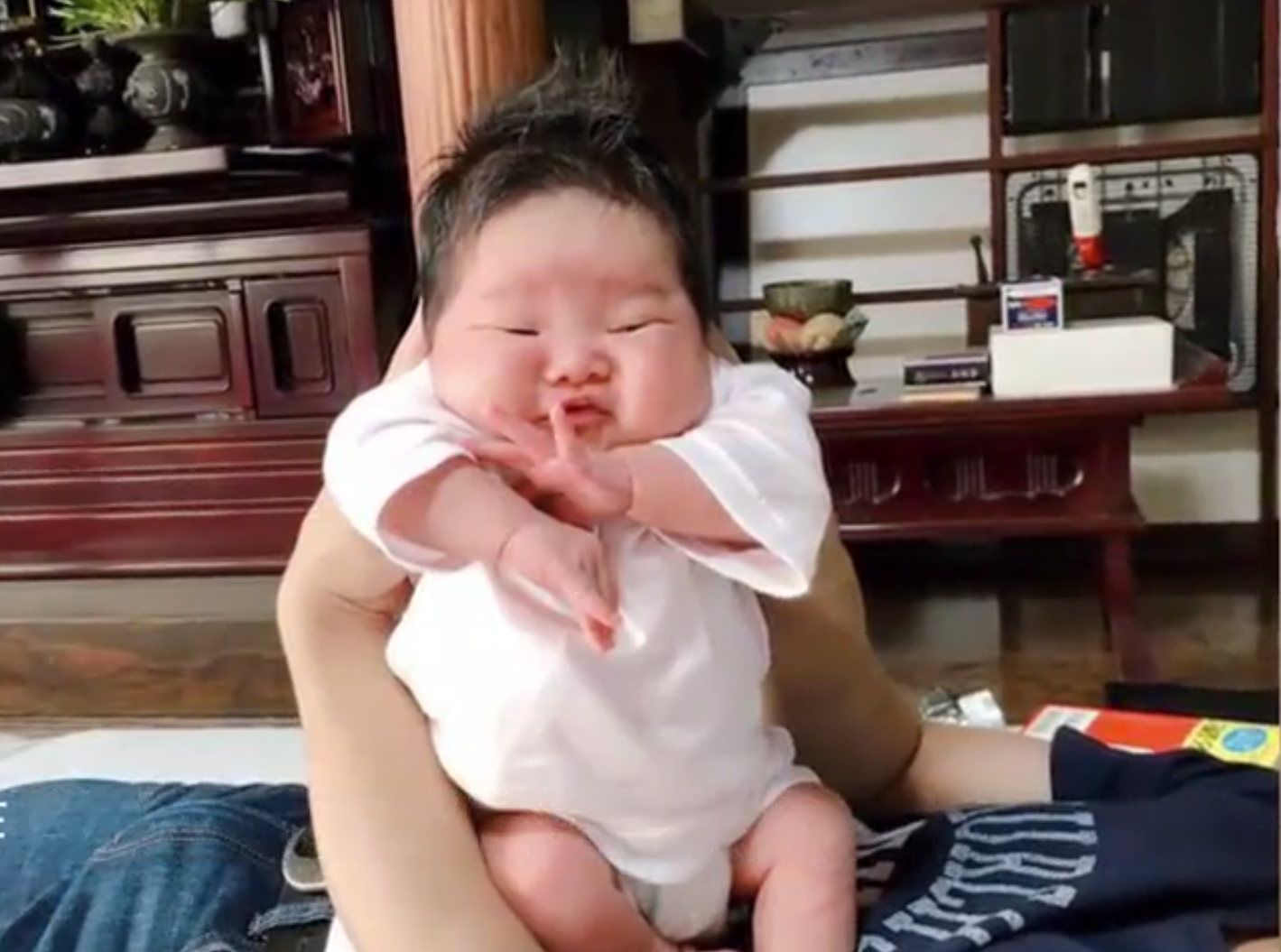 Trào lưu mới của các mẹ bỉm sữa Nhật Bản: Thi xem con ai xấu nhất - Ảnh 3. Trào lưu mới của các mẹ bỉm sữa Nhật Bản: Thi xem con ai xấu nhất - Ảnh 3.