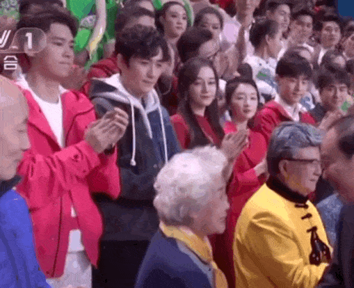 Khoảnh khắc quy tụ visual đỉnh cao: Địch Lệ Nhiệt Ba e lệ b&ecirc;n d&agrave;n mỹ nam hot nhất Cbiz tr&ecirc;n chương tr&igrave;nh ch&agrave;o xu&acirc;n - Ảnh 1.