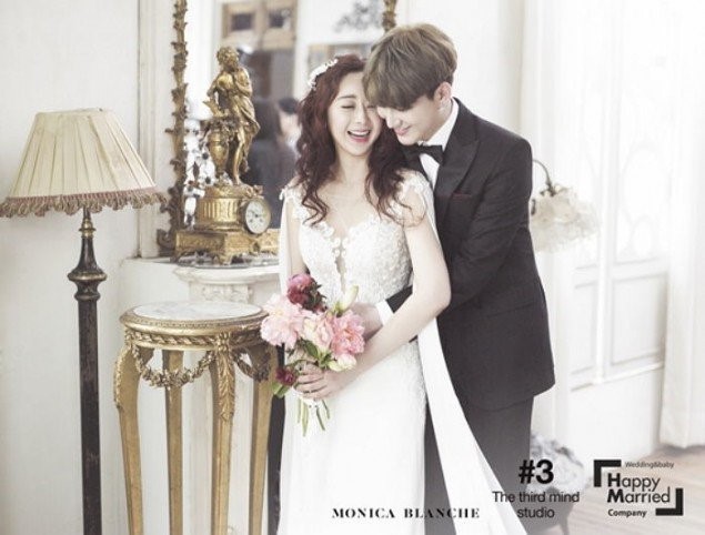 H&ocirc;n nh&acirc;n vi&ecirc;n m&atilde;n của Hoa hậu H&agrave;n Quốc U50 v&agrave; hot boy đ&aacute;ng tuổi con - Ảnh 3.