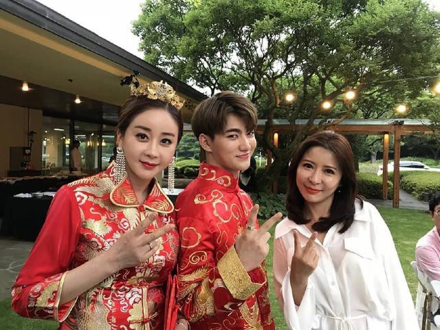 H&ocirc;n nh&acirc;n vi&ecirc;n m&atilde;n của Hoa hậu H&agrave;n Quốc U50 v&agrave; hot boy đ&aacute;ng tuổi con - Ảnh 4.