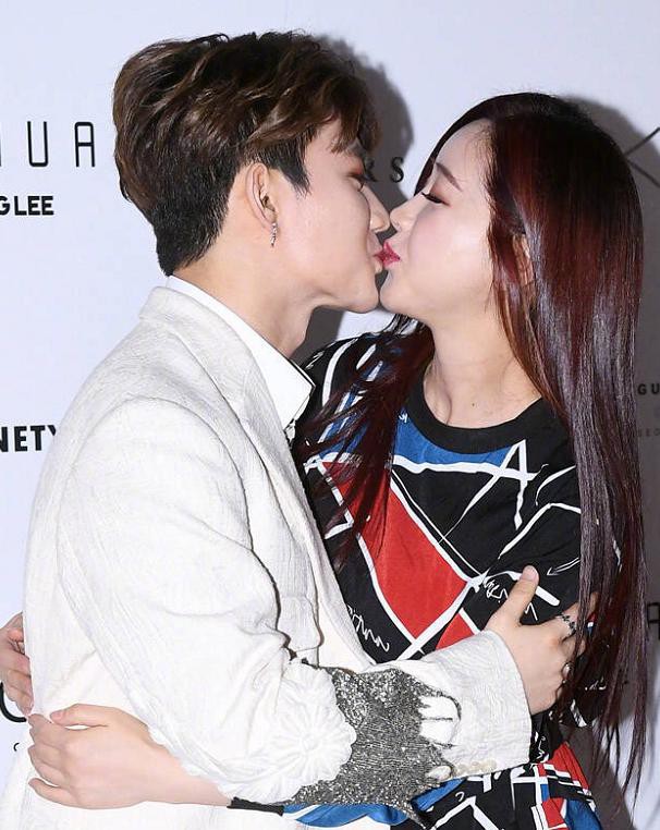 H&ocirc;n nh&acirc;n vi&ecirc;n m&atilde;n của Hoa hậu H&agrave;n Quốc U50 v&agrave; hot boy đ&aacute;ng tuổi con - Ảnh 6.