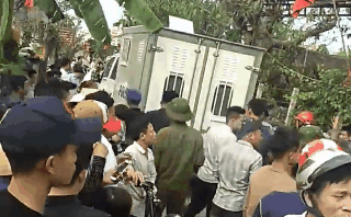 Nhờ đứa trẻ dẫn đường, 2 thanh ni&ecirc;n bị d&acirc;n l&agrave;ng v&acirc;y đ&aacute;nh v&igrave; nghĩ bắt c&oacute;c trẻ em - Ảnh 1.