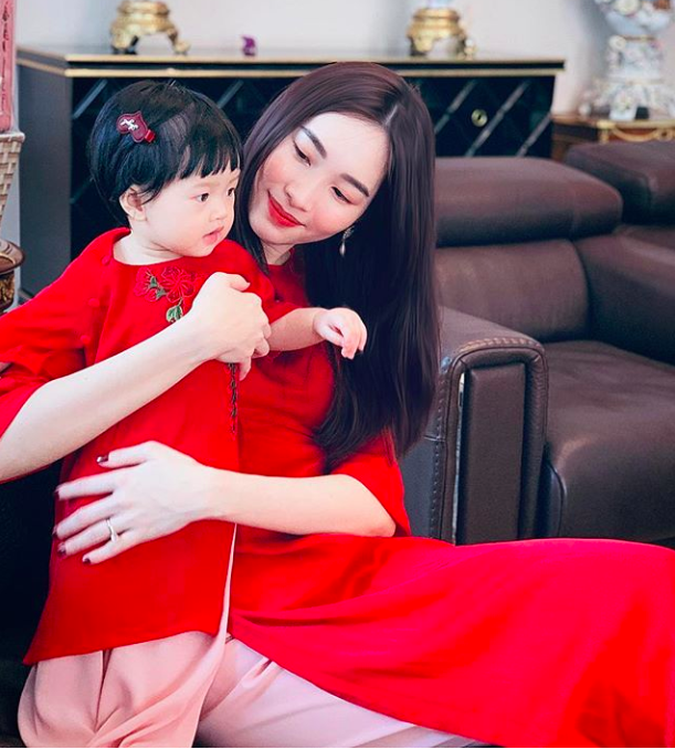 Trở lại sau ồn &agrave;o bị chỉ tr&iacute;ch tr&ecirc;n mạng x&atilde; hội, Đặng Thu Thảo khoe ảnh hai mẹ con cực kỳ xinh đẹp  - Ảnh 1.