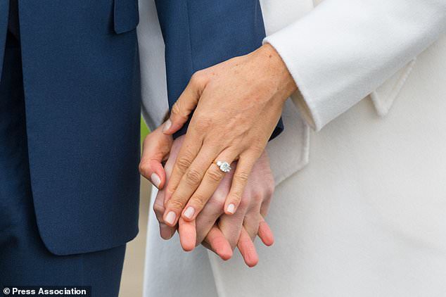 Trước nghi vấn h&ocirc;n nh&acirc;n trục trặc, Meghan g&acirc;y bất ngờ khi kh&ocirc;ng đeo nhẫn đ&iacute;nh h&ocirc;n do Ho&agrave;ng tử Harry tự tay thiết kế trong sự kiện mới nhất  - Ảnh 1.