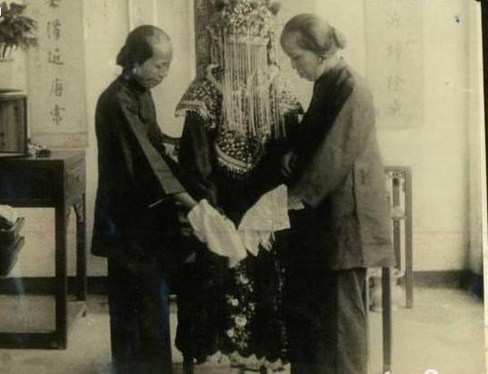 Ảnh hiếm về c&aacute;ch tổ chức h&ocirc;n lễ của một gia đ&igrave;nh qu&yacute; tộc Trung Quốc thời nh&agrave; Thanh - Ảnh 12.