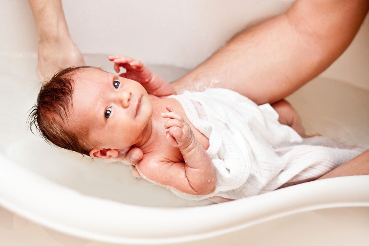 4 hành động có hại cho trẻ sơ sinh vô cùng mà người lớn vẫn hay mắc phải - Ảnh 1. 4 hành động có hại cho trẻ sơ sinh vô cùng mà người lớn vẫn hay mắc phải - Ảnh 1.