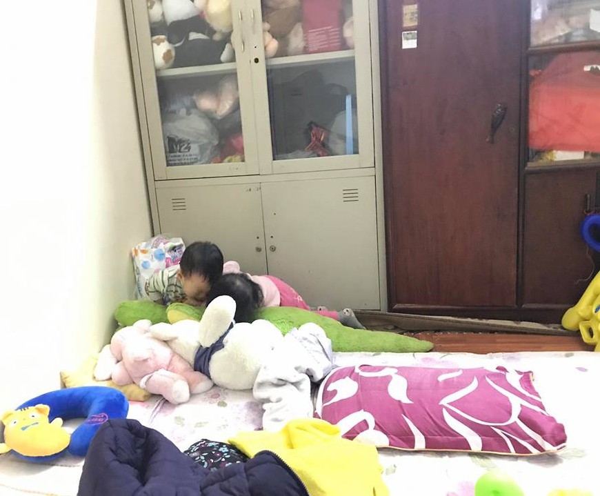 Cận cảnh cuộc chiến không cân sức trong gia đình có con sinh đôi, dân mạng xem xong chỉ biết cười lăn lóc - Ảnh 2. Cận cảnh cuộc chiến không cân sức trong gia đình có con sinh đôi, dân mạng xem xong chỉ biết cười lăn lóc - Ảnh 2.