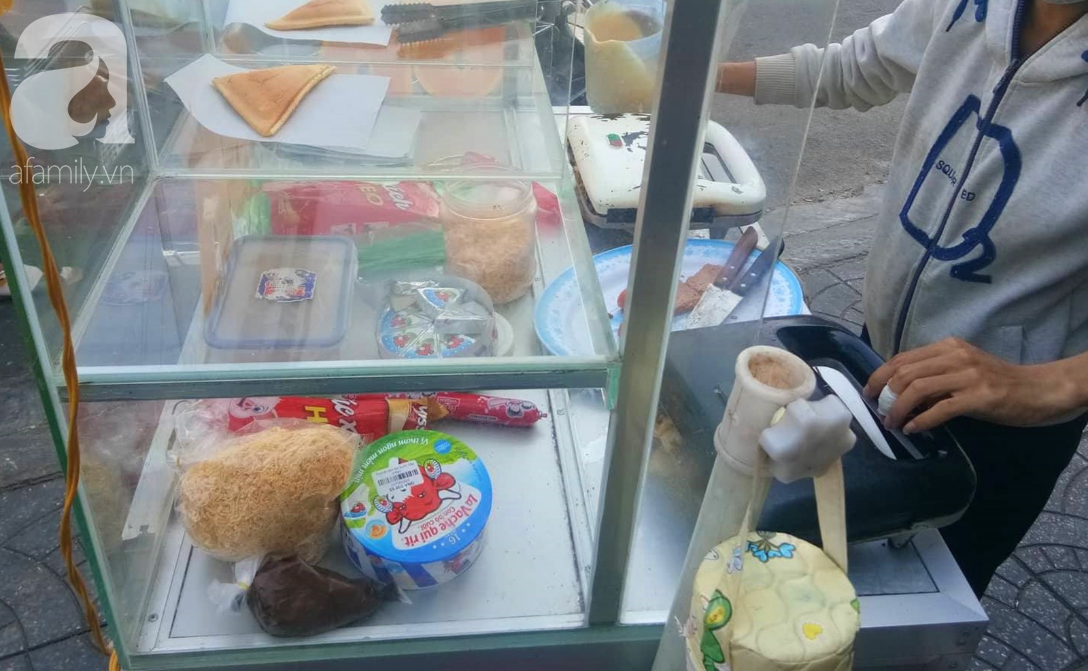 H&igrave;nh ảnh mới nhất của b&eacute; g&aacute;i nằm ngoan dưới hộc tủ b&uacute; sữa b&igrave;nh, ph&iacute;a tr&ecirc;n mẹ tất bật b&aacute;n b&aacute;nh mưu sinh - Ảnh 6.