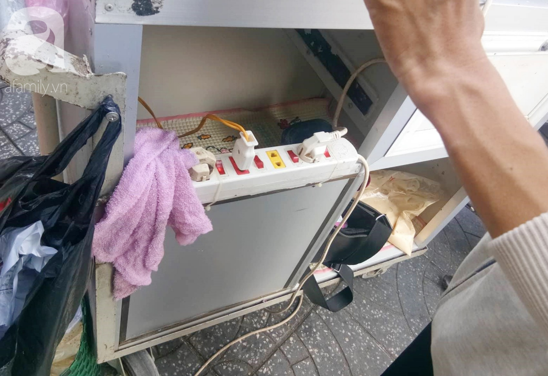 H&igrave;nh ảnh mới nhất của b&eacute; g&aacute;i nằm ngoan dưới hộc tủ b&uacute; sữa b&igrave;nh, ph&iacute;a tr&ecirc;n mẹ tất bật b&aacute;n b&aacute;nh mưu sinh - Ảnh 4.