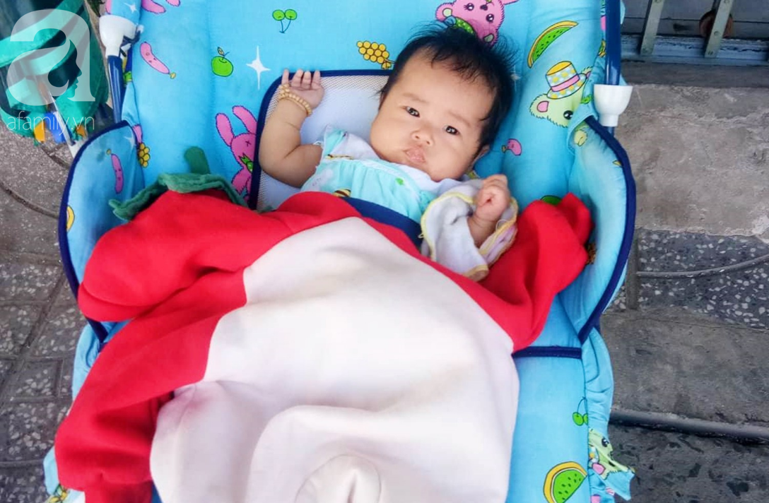 H&igrave;nh ảnh mới nhất của b&eacute; g&aacute;i nằm ngoan dưới hộc tủ b&uacute; sữa b&igrave;nh, ph&iacute;a tr&ecirc;n mẹ tất bật b&aacute;n b&aacute;nh mưu sinh - Ảnh 5.